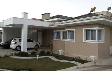 Imagem: A casa possui 4 Dormitórios, 5 Banheiros, 4 Vagas na garagem