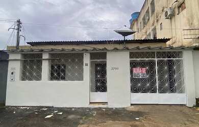 Imagem: A casa possui 3 Dormitórios, 1 Banheiro, 1 Vaga na garagem