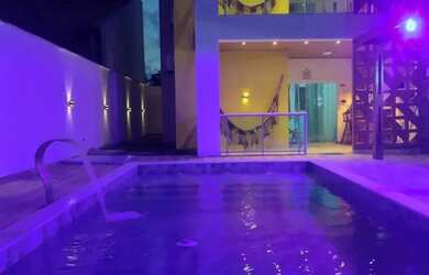 Imagem: A casa possui 4 Dormitórios, Acomodam 20 pessoas, 5 Vagas na