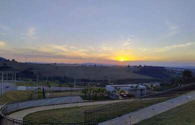 Imagem: O terreno e possui Dormitórios, Suítes, Banheiros, 639-0m²