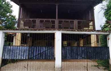 Imagem: A casa possui 3 Dormitórios, Acomodam 15 pessoas, 2 Vagas na