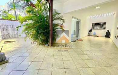 Imagem: A casa possui 3 Dormitórios, 1 Banheiro, 2 Vagas na garagem