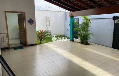 Imagem: A casa possui 3 Dormitórios, 1 Banheiro, 2 Vagas na garagem