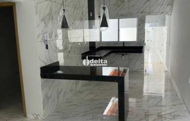 Imagem: A casa possui 2 Dormitórios, 2 Banheiros, 3 Vagas na garagem