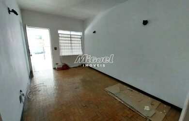 Imagem: A casa possui 2 Dormitórios, 2 Banheiros, 2 Vagas na garagem