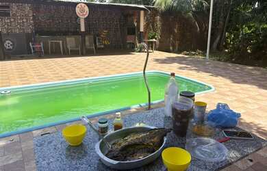 Imagem: A casa possui 3 Dormitórios, Acomodam 30 pessoas, 5 Vagas na