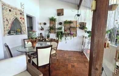 Imagem: A casa possui 2 Dormitórios, 2 Banheiros, 4 Vagas na garagem