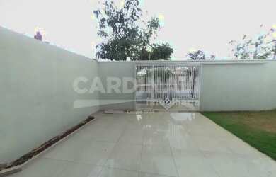 Imagem: A casa possui 3 Dormitórios, 1 Banheiro, 2 Vagas na garagem