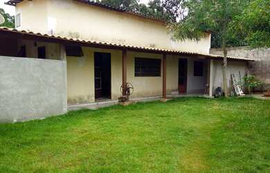 Imagem: A casa possui 3 Dormitórios, 4 Banheiros, 3 Vagas na garagem