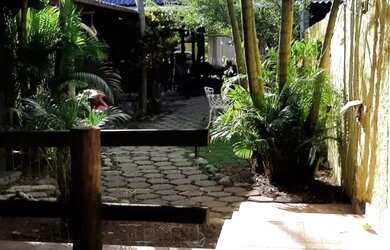 Imagem: A casa possui 4 Dormitórios, 5 Banheiros, 4 Vagas na garagem