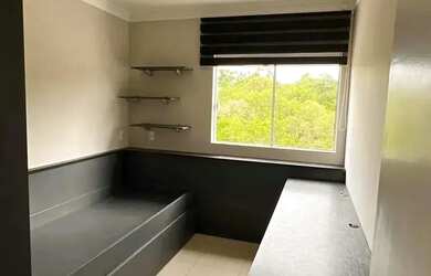 Imagem: A casa possui 2 Dormitórios, 2 Banheiros, 1 Vaga na garagem