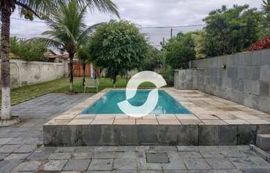 Imagem: A casa possui 4 Dormitórios, 2 Banheiros, 3 Vagas na garagem