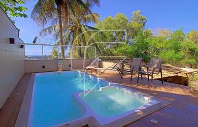 Imagem: A casa possui 4 Dormitórios, 5 Banheiros, 3 Vagas na garagem