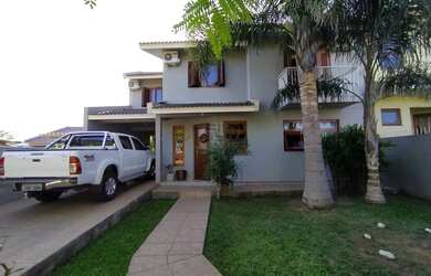 Imagem: A casa possui 3 Dormitórios, 4 Banheiros, 1 Vaga na garagem