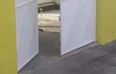 Imagem: A casa possui 3 Dormitórios, 2 Banheiros, 4 Vagas na garagem