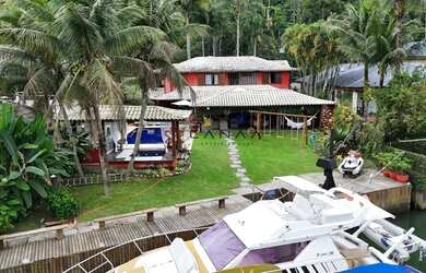 Imagem: A casa em condomínio possui 3 Dormitórios, 4 Banheiros e 400m²