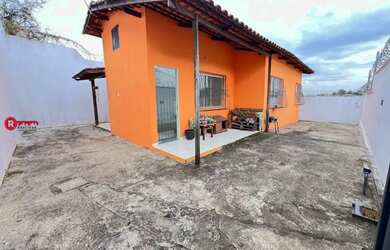 Imagem: A casa possui 3 Dormitórios, 2 Banheiros, 2 Vagas na garagem