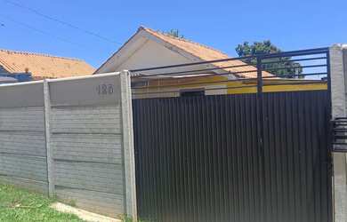 Imagem: A casa possui 3 Dormitórios, 2 Banheiros, 2 Vagas na garagem