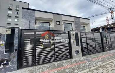 Imagem: A casa possui 3 Dormitórios, 3 Banheiros, 2 Vagas na garagem