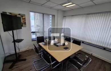 Imagem: O depósito possui 2 Vagas na garagem, 81m² de Área e está