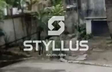 Imagem: A casa possui 3 Dormitórios, 2 Banheiros, 5 Vagas na garagem