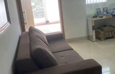 Imagem: A casa possui 3 Dormitórios, 2 Banheiros, 2 Vagas na garagem