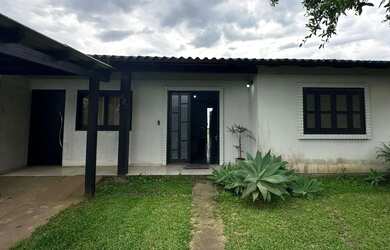 Imagem: A casa possui 4 Dormitórios, 2 Banheiros, 1 Vaga na garagem