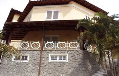 Imagem: A casa possui 5 Dormitórios, 4 Banheiros e 4 Vagas na garagem