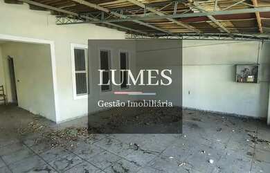 Imagem: A casa possui 2 Dormitórios, 1 Banheiro, 2 Vagas na garagem