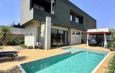 Imagem: A casa à venda possui 4 Dormitórios, 5 Banheiros, 4 Vagas