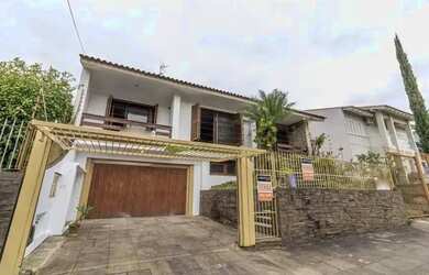 Imagem: A casa possui 3 Dormitórios, 3 Banheiros, 3 Vagas na garagem