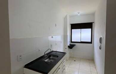 Imagem: O apartamento possui 2 Dormitórios, 1 Banheiro, 1 Vaga na garagem