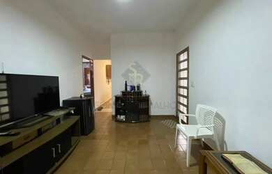 Imagem: A casa possui 2 Dormitórios, 2 Banheiros, 4 Vagas na garagem