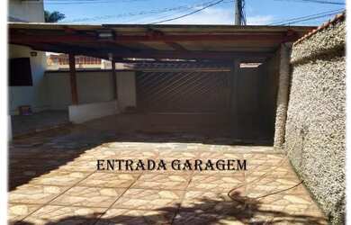 Imagem: A casa possui 3 Dormitórios, 2 Vagas na garagem, 200m² de