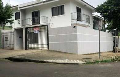 Imagem: A casa possui 3 Dormitórios, 3 Banheiros, 2 Vagas na garagem