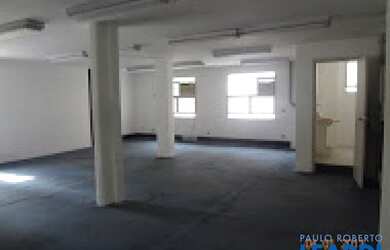 Imagem: O depósito possui 5 Vagas na garagem e 1220m² de Área e está