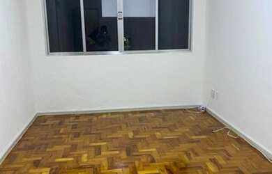 Imagem: O apartamento possui 1 Dormitório, 1 Banheiro, 1 Vaga na garagem