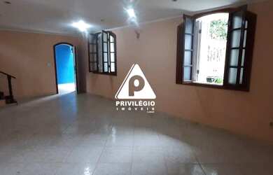 Imagem: A casa possui 3 Dormitórios, 5 Banheiros, 4 Vagas na garagem