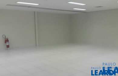 Imagem: O depósito possui 3 Vagas na garagem e 350m² de Área e está