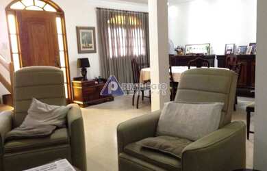 Imagem: A casa em condomínio possui 4 Dormitórios, 1 Banheiro, 215m²