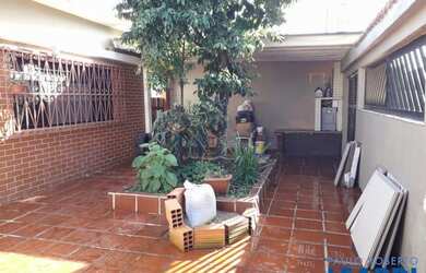 Imagem: A casa possui 3 Dormitórios, 3 Banheiros, 3 Vagas na garagem