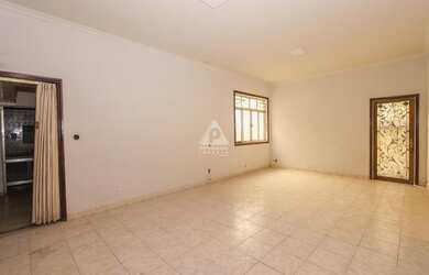 Imagem: A casa possui 4 Dormitórios, 1 Banheiro e 192m² de Área e