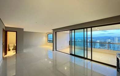 Imagem: O apartamento possui 4 Dormitórios, 2 Banheiros, 4 Vagas na