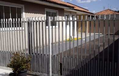 Imagem: A casa em condomínio possui 3 Dormitórios, 1 Banheiro, 2 Vagas