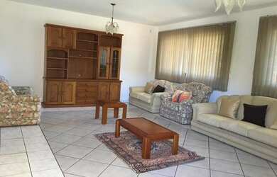 Imagem: A casa possui 3 Dormitórios, 3 Banheiros, 5 Vagas na garagem