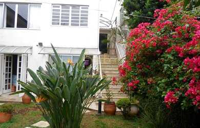 Imagem: A casa possui 3 Dormitórios, 4 Banheiros, 4 Vagas na garagem