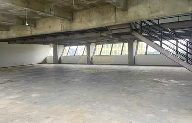 Imagem: O depósito possui 4 Vagas na garagem, 600m² de Área e está