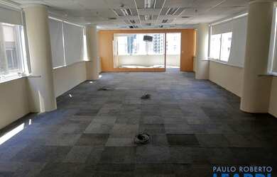 Imagem: O depósito para alugar possui 4 Vagas na garagem e 120m² de