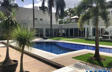 Imagem: A casa em condomínio possui 5 Dormitórios, 5 Banheiros, 5