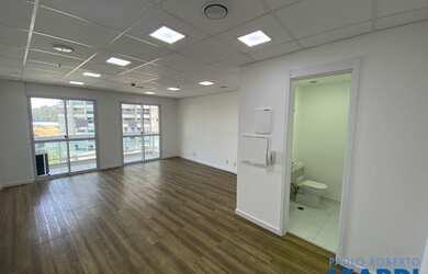 Imagem: O depósito possui 3 Vagas na garagem, 40m² de Área e está